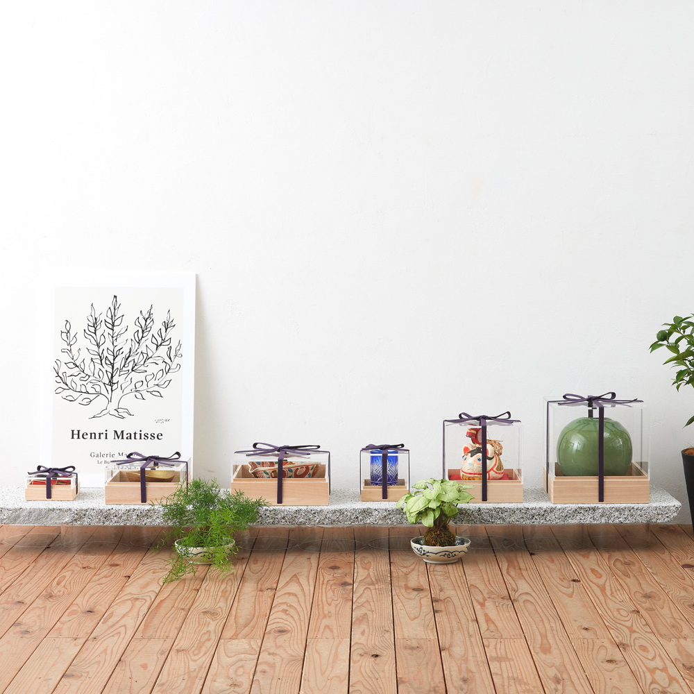 茶器や工芸品の展示を想定して特注した桐箱と真田紐付きの透明アクリルケース
